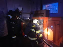 Ve firmě v Českých Budějovicích v noci hořel lis