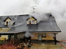 Požár rodinného domu ve Velenicích na Českolipsku