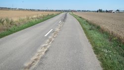 Unikající olej znečistil stovky metrů komunikace