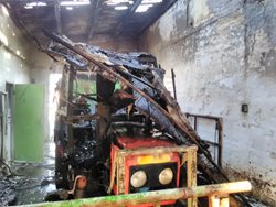 Požár traktoru uvnitř kravína