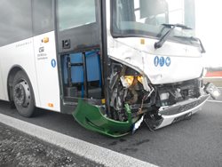 Nehoda auta a autobusu zkomplikovala provoz na hlavním tahu na Český Krumlov
