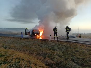 Ranní střet vozidel skončil požárem a zraněním