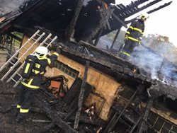 Při požáru hospodářské budovy v Beskydech hasiči uchránili rodinný domek