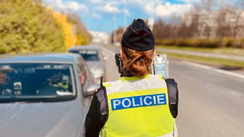 Mladý řidič uháněl obcí rychlostí 143 km/h. V autě vezl další tři osoby.