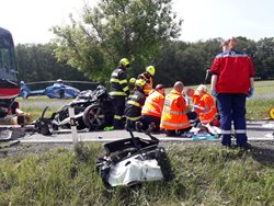 Berounští hasiči zachránili řidiče kabrioletu po střetu s autobusem