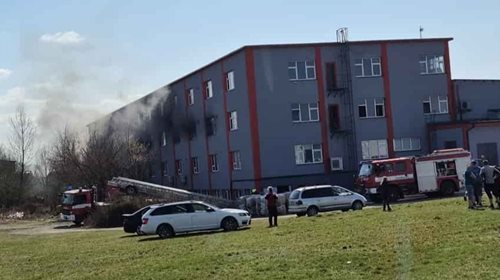 Požár výrobní linky vyhnal desítky lidí z budovy