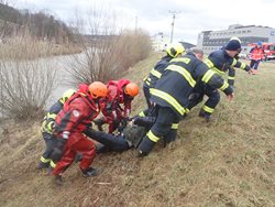 Hasiči zachránili tonoucího muže z řeky Bečvy