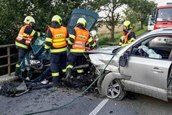 Pět zraněných si vyžádala nehoda dvou osobních aut u Jinačovic
