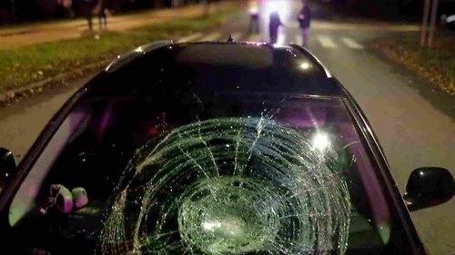 Auto srazilo ženu přímo na přechodu pro chodce. Těžkým zraněním v nemocnici podlehla