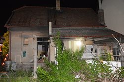 Při požáru domu v Zelenči ve Středočeském kraji zahynul jeho obyvatel, na místě zasahovaly i jednotky z Prahy