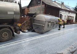 Mléko teklo z cisterny proudem…