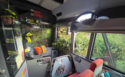 Nehoda autobusu uvěznila cestující uvnitř