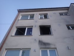 K požáru bytu došlo při nabíjení mobilního telefonu bez dozoru