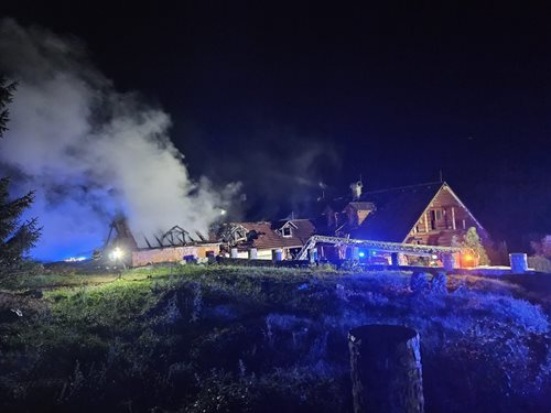 Hasiči zasahovali u požáru srubu i u popadaných stromů po silném větru