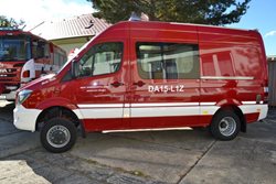 Klíče od nového vozu Méďa Béďa v Jindřichově Hradci předal veliteli jednotky dobrovolných hasičů starosta  města  