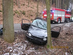 Řidič na Zlínsku dnes ráno s vozidlem narazil do stromu