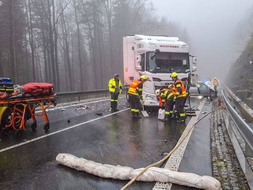 Srážka kamionu s osobním autem zablokovala silnici: Hasiči řešili únik kapalin i vyproštění vozidla