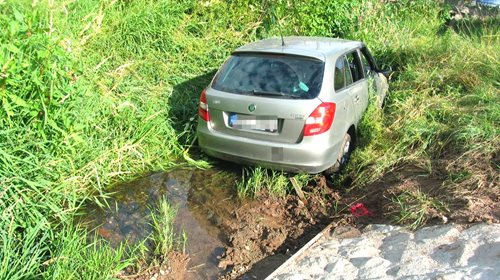 Jeden řidič od nehody ujel, druhý skončil s autem v potoce. Policie hledá svědky