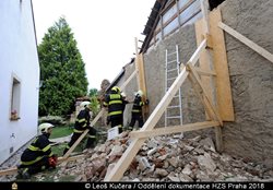 V pražských Řepích hasiči zajistili štítovou zeď hrozící pádem