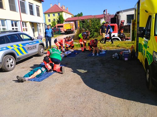 Drama ve Studené: Hasiči cvičili záchranu uvězněných osob ze zřícené stavby