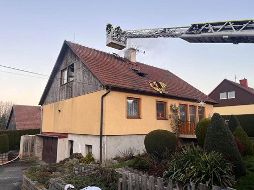 Dva požáry rodinných domů během čtvrtého adventu zaměstnaly složky IZS