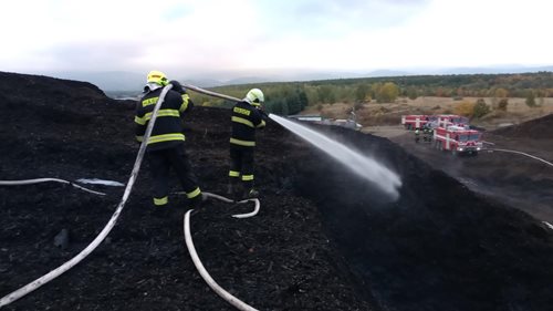 Plameny pohltily skládku odpadu, hasiči bojovali celou noc