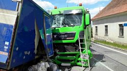 Po střetu kamionu s dodávkou hasiči likvidovali uniklou naftu