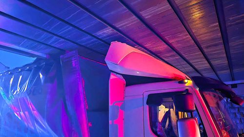 Nákladní vůz uvízl pod mostem a způsobil zásadní dopravní komplikace