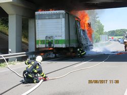 Dálnici D46 zastavil požár kamionu