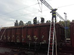 V jedoucím nákladním vlaku dnes ráno hořely klády