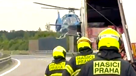 Tragická nehoda tří kamionů uzavřela Pražský okruh. Jeden řidič zemřel