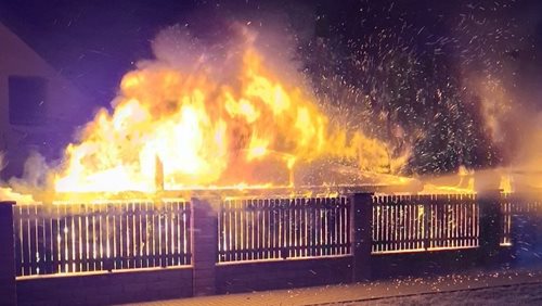 Noční požár automobilu ohrozil přilehlé stavby, škoda přesáhne milion korun