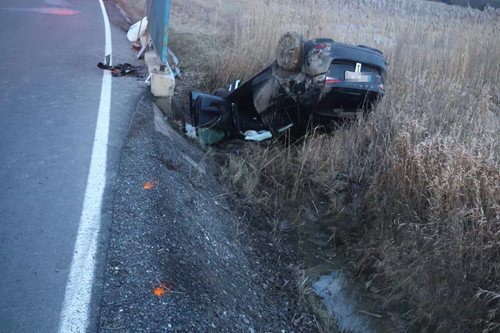 Řidič s více než třemi promile alkoholu havaroval v příkopu