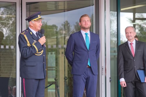 Stopa absolventa genmjr. Miroslava Štěpána zdobí chodník slávy před Vysokou školou báňskou v Ostravě