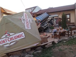  V centru Sedlčan naboural nákladní automobil do domu