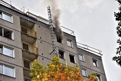 Kvůli požáru elektroinstalace v panelovém domě hasiči evakuovali 36 osob
