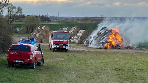 Požár stohu zaměstnal hasiče