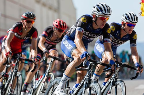 Hromadná havárie na cyklistickém závodě, desítky zraněných a závod zrušen