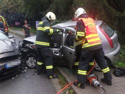 Po nehodě museli hasiči jednu osobu vyprostit