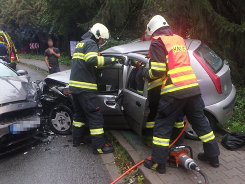 Po nehodě museli hasiči jednu osobu vyprostit