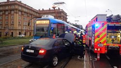 Ostravští hasiči vyprošťovali zraněnou řidičku osobního auta  po srážce s tramvají