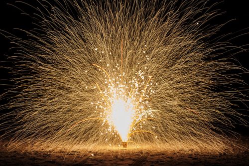 Výbuch petardy způsobil muži těžká zranění