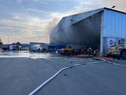 Při požáru skladovací haly s odpadem byl vyhlášen 3. stupeň požárního poplachu