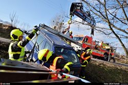 Vyprošťování felicie s přívěsným vozíkem z příkopu u Vratimova