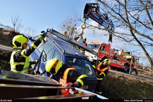 Vyprošťování felicie s přívěsným vozíkem z příkopu u Vratimova