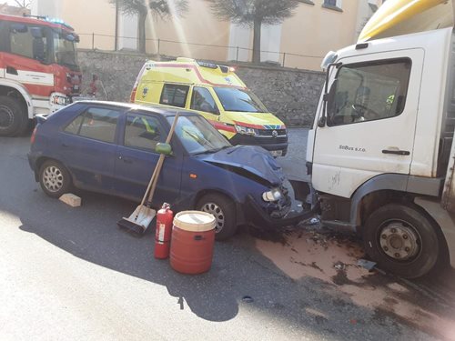V Žirovnici se čelně střetl nákladní vůz s osobním