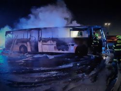 Požár autobusu za výjezdem z Prahy po D1 likvidovaly tři jednotky