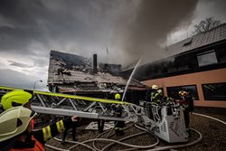 Milionové škody napáchal požár penzionu na Jičínsku