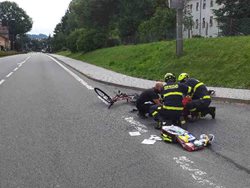 Zraněná cyklistka po střetu s motorkářem v Králíkách
