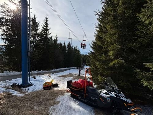 Porucha lanové dráhy uvěznila osoby, zasahovali záchranáři
